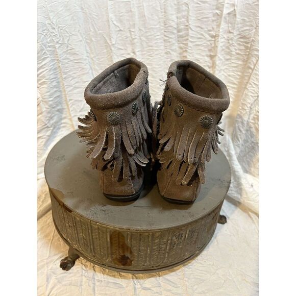 MINNETONKA Gray Suede Hard Bottom Fringe Moccasin Ankle Boots Women's Size 7 - Picture 3 of 8